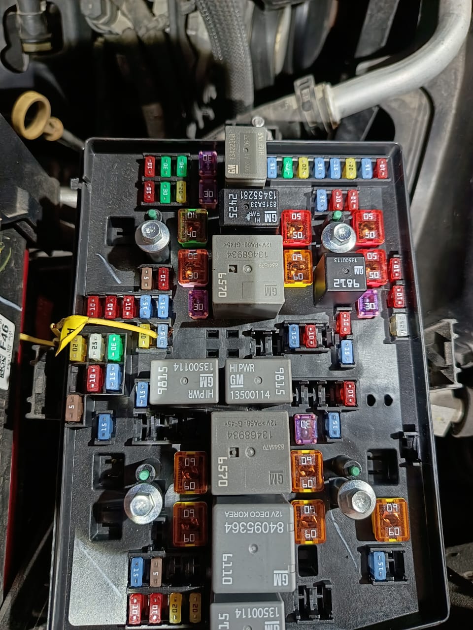 Caja de fusibles durante diagnóstico eléctrico automotriz